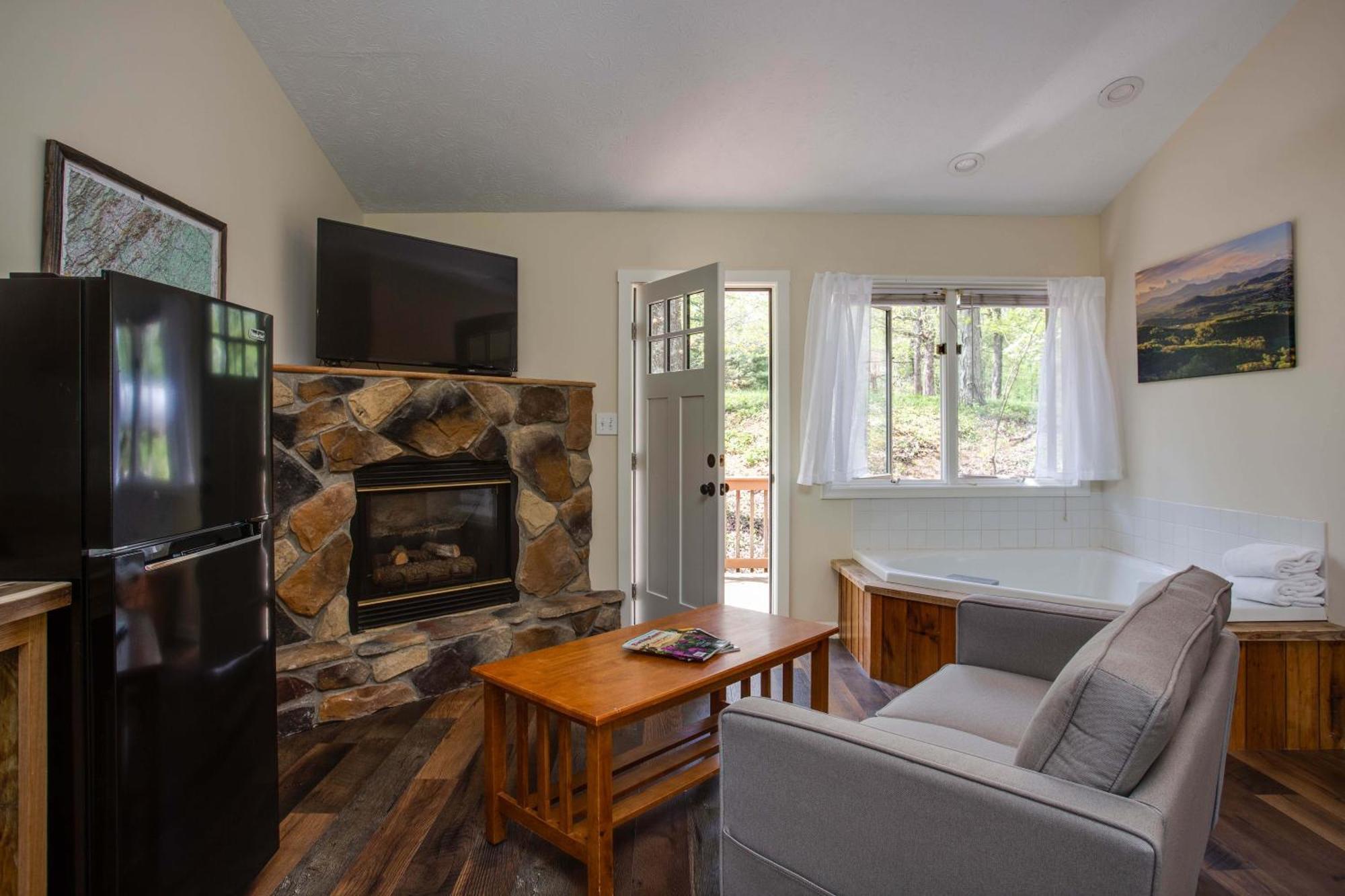 Love Ridge Mountain Lodging Lyndhurst Εξωτερικό φωτογραφία